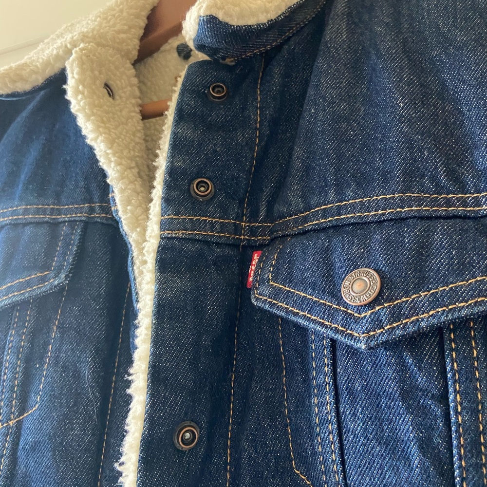Levi's Dark Blue Denim Jacket with Cream Sherpa Lining - Picture 2 of 4